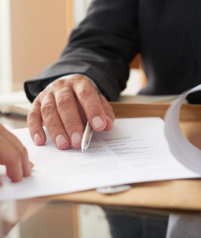 business-people-signing-contract_1098-21026