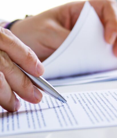 office-seated-personal-notes-white_1301-1960